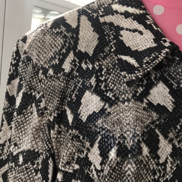 Snake print zip up collared jacket like NEW 14 - Picture 2 of 7